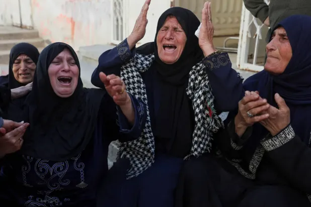 Gazze şehrinde, dün İsrail hava saldırısında öldürülen iki kardeşin cenaze töreninde Filistinli kadınların duygusal anlar yaşadığı görüldü (Reuters)