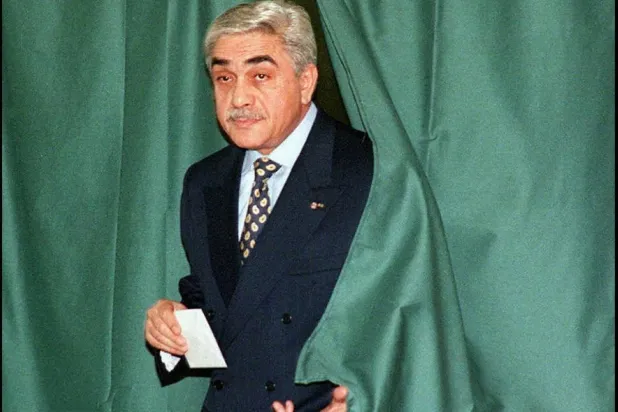 الرئيس الجزائري الأسبق اليامين زروال يدلي بصوته في انتخابات البرلمان عام 1997 (أرشيفية - أ.ف.ب)