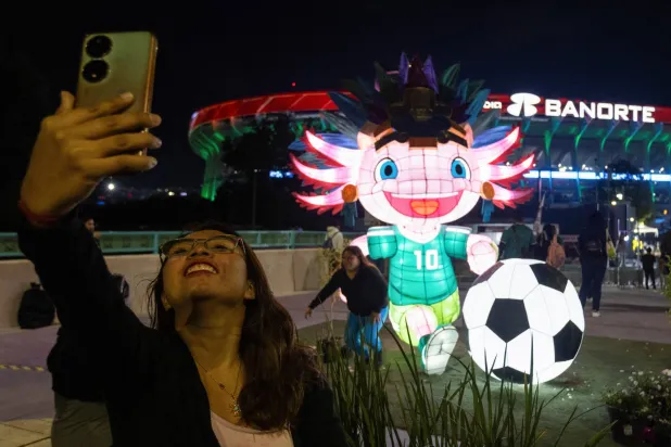 جماهير المكسيك تحتفل بإعادة افتتاح استاد «أزتيكا» متجاهلة توتر ما قبل كأس العالم (رويترز)