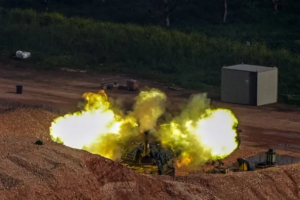 وحدة مدفعية إسرائيلية تطلق النار باتجاه لبنان (رويترز)