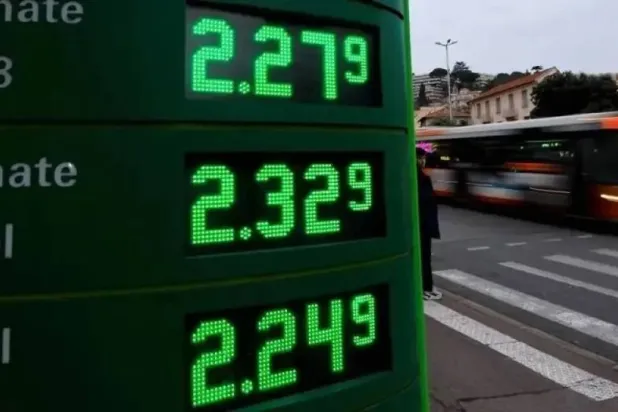 شاشة لعرض أسعار البنزين والديزل في العاصمة الألمانية برلين (أرشيفية - رويترز)