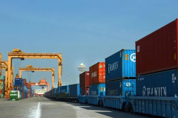 عدد من الحاويات في ميناء الملك عبدالعزيز (واس)