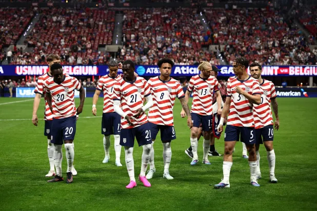 ارتدت الولايات المتحدة تصميماً مستوحى مباشرة من الخطوط الحمراء والبيضاء في العلم الأميركي (منتخب أميركا)