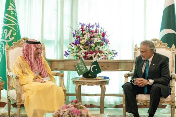 Suudi Arabistan Dışişleri Bakanı Prens Faysal bin Ferhan, İslamabad’da Pakistanlı mevkidaşıyla yaptığı görüşme sırasında (Suudi Arabistan Dışişleri Bakanlığı)