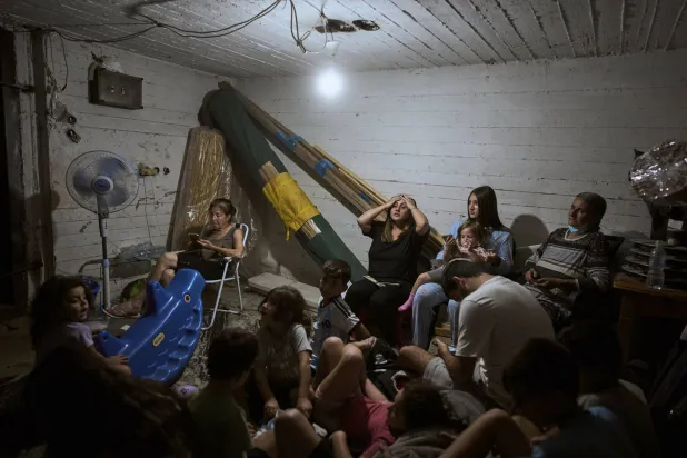 إسرائيليون متجمعون في أحد الملاجئ بعد انطلاق صفارات الإنذار في بني براك قرب تل أبيب (أرشيفية - أ.ب)