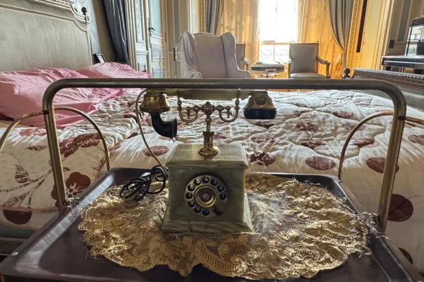 هاتف أرضي في غرفة نوم عبد حليم (الشرق الأوسط)