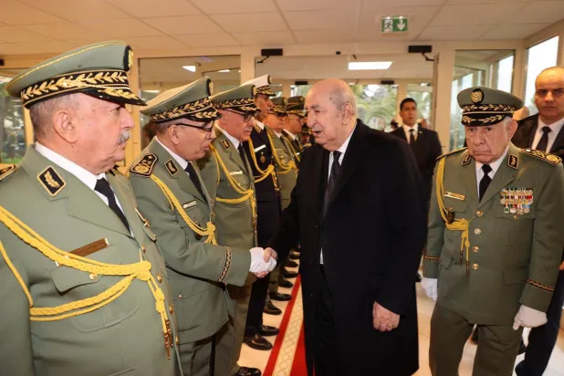 الرئيس تبون عند وصوله إلى المستشفى العسكري حيث توفي الرئيس الراحل زروال (الرئاسة)