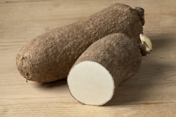 «اليام» درنة نشوية تدخل في إعداد الأطباق الصحية (شاترستوك)