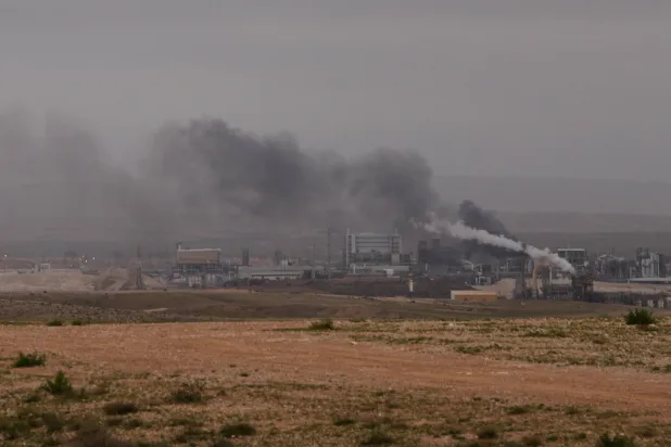 الدخان يتصاعد من منطقة صناعية في جنوب إسرائيل بعد رصد الصواريخ الإيرانية (أ.ب)