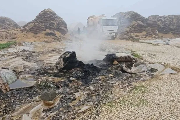 أضرار مادية في مستودع للقمح بالقرب من قاعدة قسرك بعد إسقاط الدفاعات الجوية الأميركية مسيرات انتحارية فجر الأحد (فرات بوست)