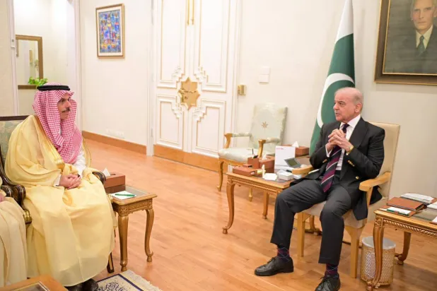 محمد شهباز شريف مستقبلاً الأمير فيصل بن فرحان في إسلام آباد الأحد (وزارة الخارجية السعودية)