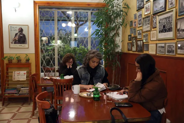 إيرانيات يجلسن داخل مقهى في طهران (أ.ف.ب)