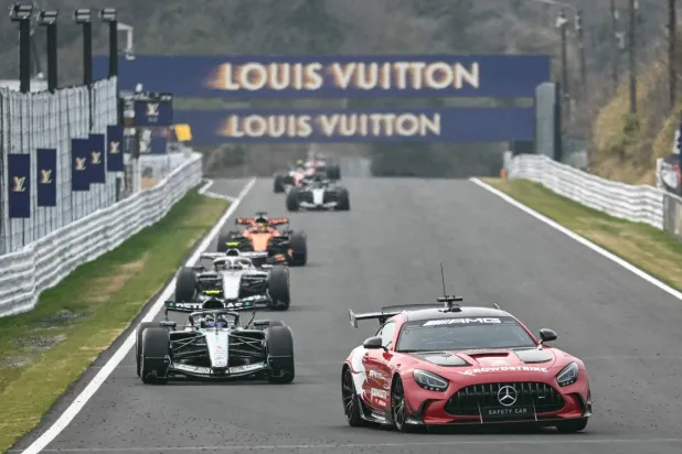 سيارة الأمان دخلت الحلبة عقب حادث بيرمان في «سوزوكا» (أ.ف.ب)