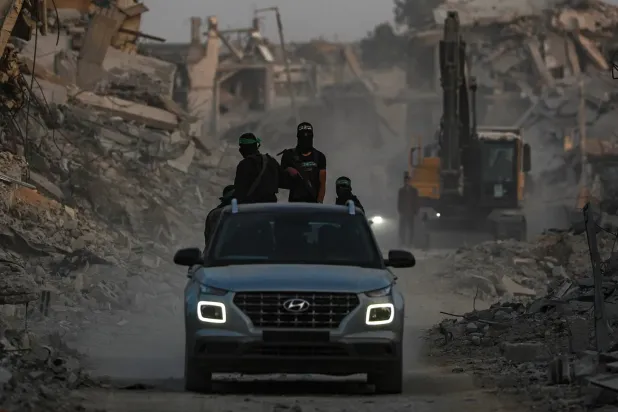 Kasım ayında Gazze Şehri’nde İzzeddin el-Kassam Tugayları’ndan savaşçılar (EPA)