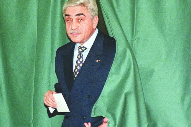 الرئيس الجزائري الأسبق اليامين زروال يدلي بصوته في انتخابات البرلمان عام 1997 (أرشيفية - أ.ف.ب)