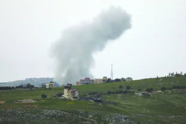 Lübnan'ın güneyinde artan çatışmalarda İsrail'in hava saldırısı sonrasında duman yükseliyor (Reuters)