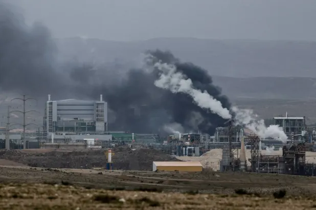 Dün güney İsrail'de İran'ın düzenlediği saldırı bölgesinden yoğun duman yükseliyor (Reuters)... Arka planda ise Suudi Arabistan, Pakistan, Mısır ve Türkiye dışişleri bakanları İslamabad'daki toplantıları öncesinde görülüyor (AFP)