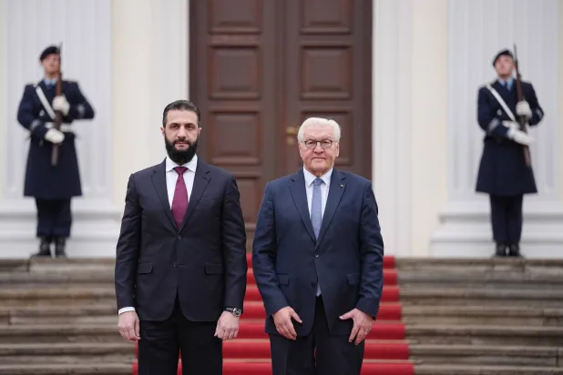 الرئيس الألماني فرانك-فالتر شتاينماير يستقبل الرئيس السوري أحمد الشرع أمام قصر بيلفيو في برلين (أ.ب)