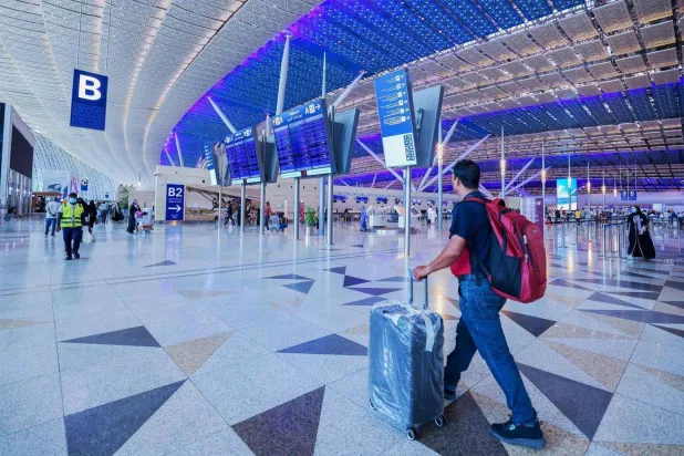 مسافرون في مطار الملك عبد العزيز بجدة (واس)