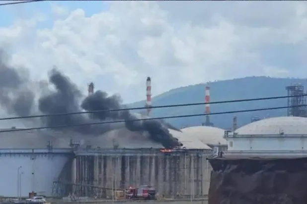 İsrail medyasında yayınlanan bir fotoğrafta Hayfa rafinerisindeki yangın görülüyor.