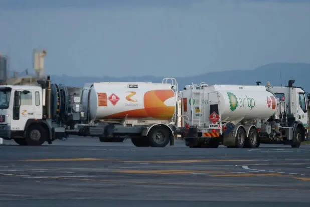 شاحنات وقود متوقفة على مدرج مطار أوكلاند في نيوزيلندا (رويترز)