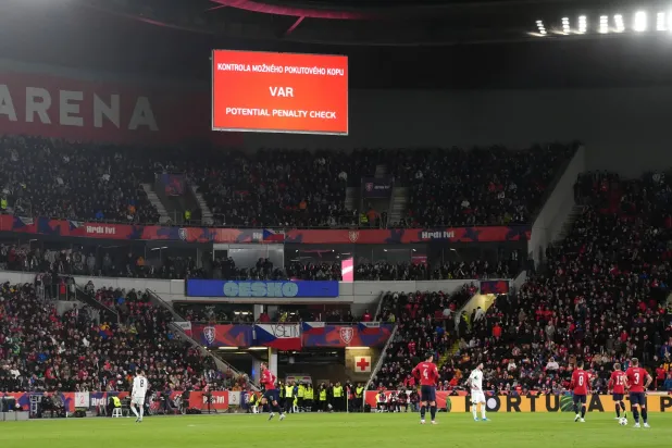 قال 91.7 % إن تقنية الفيديو ألغت الاحتفالات العفوية التي تصاحب تسجيل الأهداف (د.ب.أ)