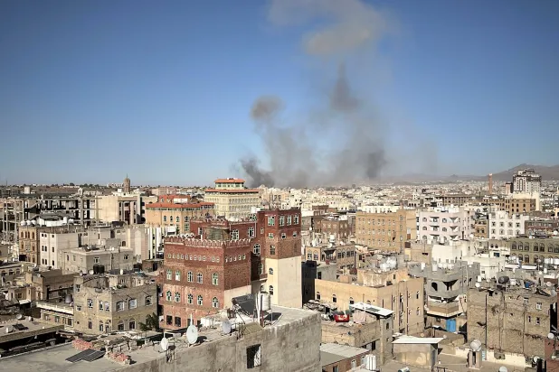 دخان يتصاعد في صنعاء عقب ضربات أميركية سابقة (رويترز)