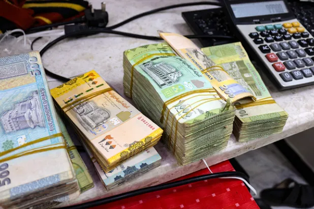 العملة اليمنية استعادت بعض قيمتها بعد أن تعرضت لتدهور كبير خلال الأعوام الماضية (أ.ف.ب)
