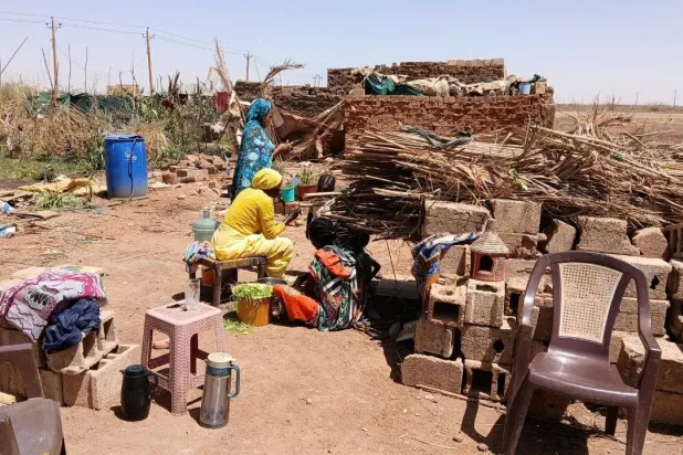 نساء في ضاحية «أم القرى» هُدمت منازلهن (الشرق الأوسط)