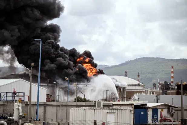 جانب من الحريق بمبنى صناعي وناقلة وقود في مصافي نفط بحيفا (رويترز)