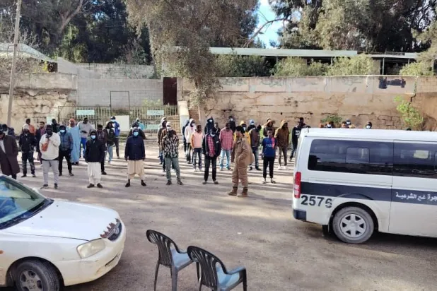 عدد من المهاجرين غير النظاميين داخل منشأة لـ«جهاز مكافحة الهجرة غير المشروعة» (الجهاز)