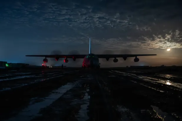 HC-130J “Combat King II” uçağı, ABD Merkez Komutanlığı operasyon bölgelerinde hava ikmali ve hava harekât desteği görevini gerçekleştirirken (CENTCOM)