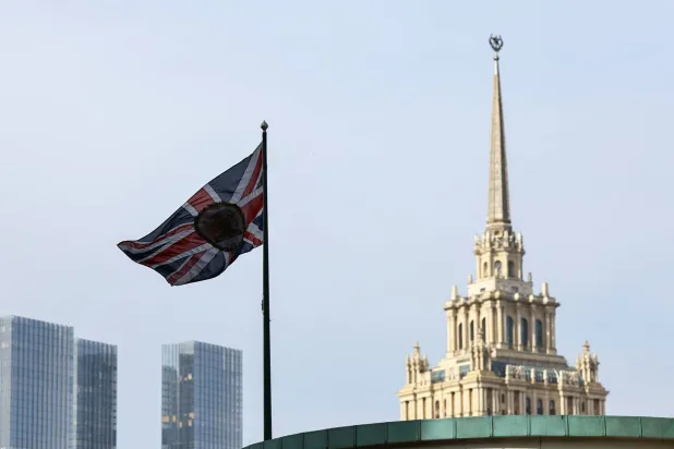 العلم البريطاني يرفرف فوق سفارتها في موسكو بروسيا 13 سبتمبر 2024 (رويترز)