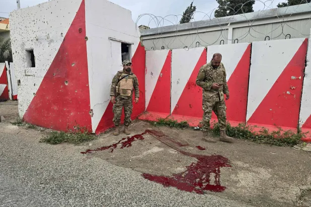 عسكريان في الجيش اللبناني بعد استهداف مركزهما بغارة إسرائيلية ما أدى إلى مقتل جندي (أ.ف.ب)