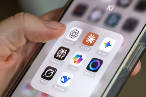 تعرض شاشة هاتف ذكي عدة تطبيقات للذكاء الاصطناعي (د.ب.أ)