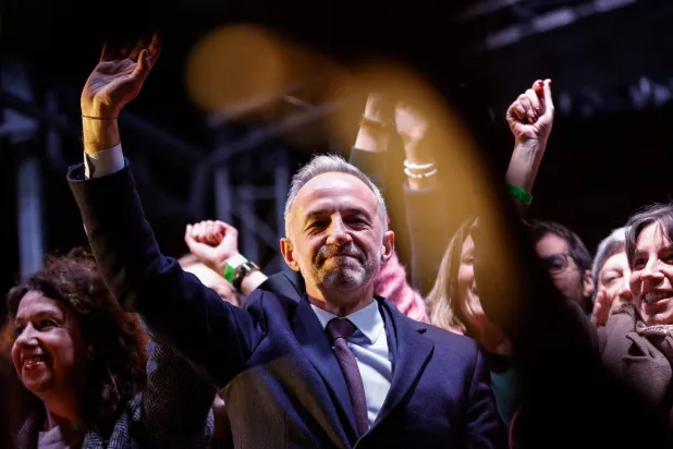 رئيس بلدية باريس المنتخب إيمانويل غريغوار (أ.ف.ب)