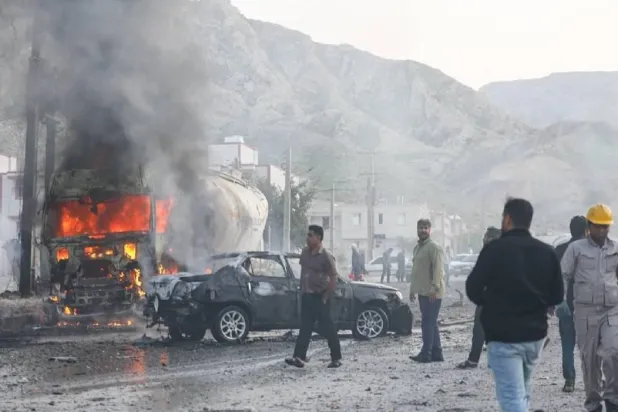 صورة نشرها التلفزيون الإيراني تظهر اللحظات الأولى لإصابة صاروخ في مدينة ملارد جنوب محافظة فارس 28 فبراير الماضي