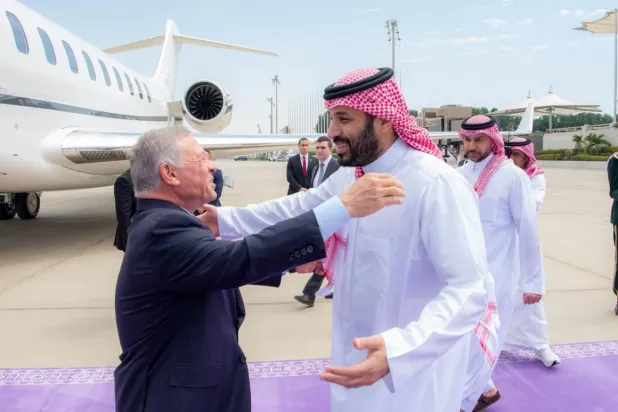 الأمير محمد بن سلمان ولي العهد رئيس مجلس الوزراء السعودي في مقدمة مستقبلي ملك الأردن في جدة (واس)