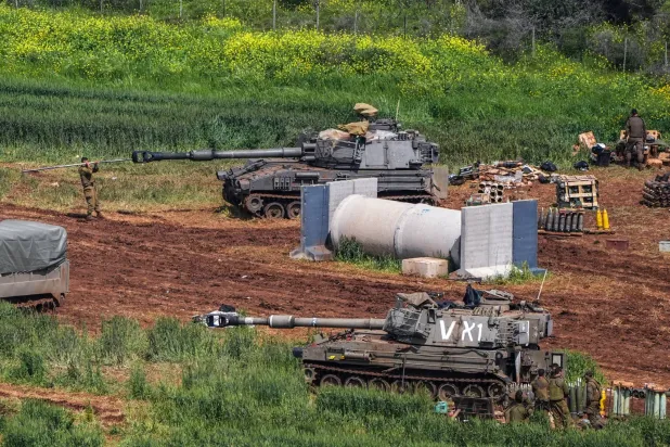 وحدة مدفعية إسرائيلية تعمل وسط تصاعد الأعمال العسكرية عند الحدود بين إسرائيل و«حزب الله» (رويترز)