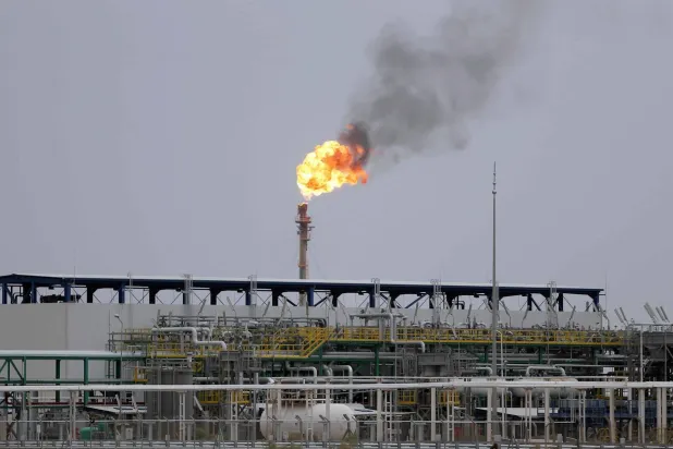 حقل نفط «الزبير» بالقرب من مدينة البصرة العراقية (رويترز)