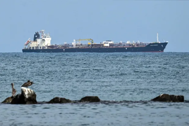 ناقلة النفط «سي هورس» التي ترفع علم هونغ كونغ راسية قبالة سواحل بويرتو كابيلو بفنزويلا في انتظار السماح لها بالدخول إلى كوبا (أ.ف.ب)