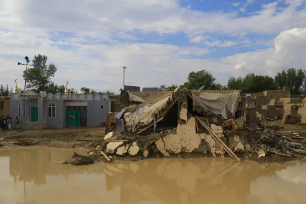 صورة لأضرار ناجمة عن الفيضانات المفاجئة في لوغار بأفغانستان يوم 30 مارس 2026 (إ.ب.أ)