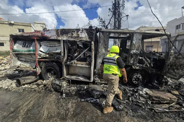 أحد المسعفين في موقع غارة جوية إسرائيلية على قرية حناويه جنوب لبنان شرق مدينة صور (أ.ف.ب)