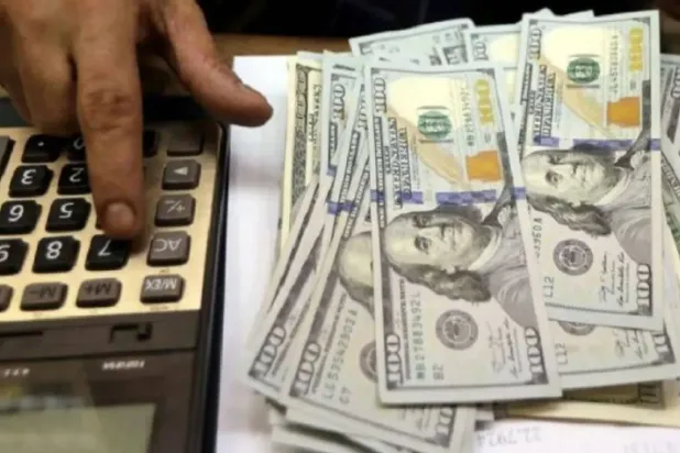 الجنيه المصري واصل هبوطه أمام الدولار تحت تأثير الحرب في إيران (رويترز)