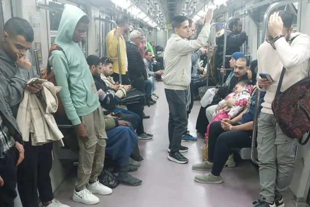 شريحة واسعة من المصريين تعتمد في تنقلها اليومي على «مترو أنفاق القاهرة» (الشرق الأوسط)
