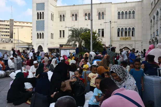 «محطة رمسيس» وسط القاهرة تكتظ بالعائدين إلى السودان عبر مبادرة «العودة الطوعية» (مجلس الوزراء المصري)