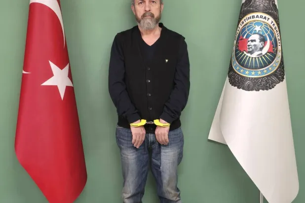 صورة موزعة من المخابرات التركية للجاسوس الذي عمل لمصلحة نظام بشار الأسد أوندر سيغرجيك أوغلو بعد القبض عليه بالتعاون مع المخابرات السورية وإعادته إلى تركيا (إعلام تركي)