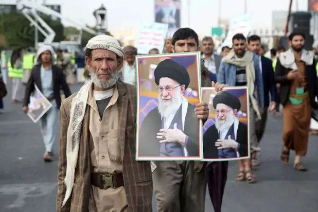 الشارع اليمني متخوف من تبعات دخول الحوثيين في الحرب إلى جانب إيران (غيتي)