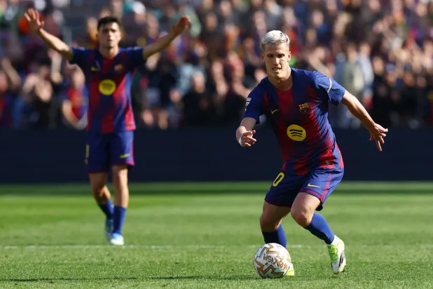 الإسباني داني أولمو نجم برشلونة (رويترز)
