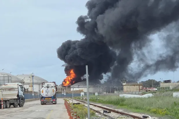 حريق بمصفاة حيفا بعد سقوط شظايا صاروخ إيراني تم اعتراضه (رويترز)